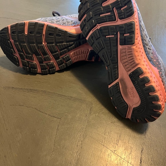Women size 8 Brooks - Picture 2 of 3